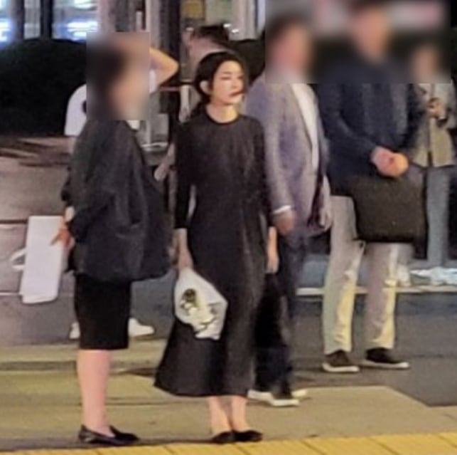 김건희 여사가 3일 저녁 서울 시청역 역주행 사고 현장에 방문한 장면/인터넷 커뮤니티