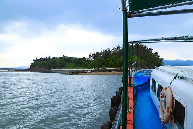 전남 여수시에 있는 대륵도의 모습. 지난 6일 대륙도에서 이융남 서울대 교수와 문화재청 관계자들이 참석한 가운데 공룡 뼈 화석 조사가 이뤄졌다./여수(전남)=이병철 기자