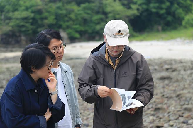 지난 7일 전남 여수 대륵도에서 공룡 뼈 화석 조사에 나선 이융남 서울대 교수(오른쪽)와 문화재청 관계자들. 이날 대륙도에서는 다수의 공룡 뼈 화석이 발견돼 국내 첫 학술 조사가 이뤄질 가능성이 커졌다./여수(전남)=이병철 기자