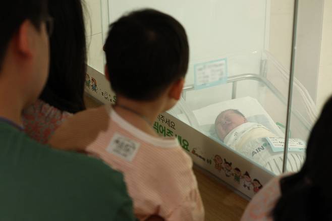 저출생 문제가 심각해 정부가 대책에 고심인 가운데 인천 미추홀구 아인병원에 마련된 신생아실에서 한 아이가 동생을 바라보고 있다./뉴스1