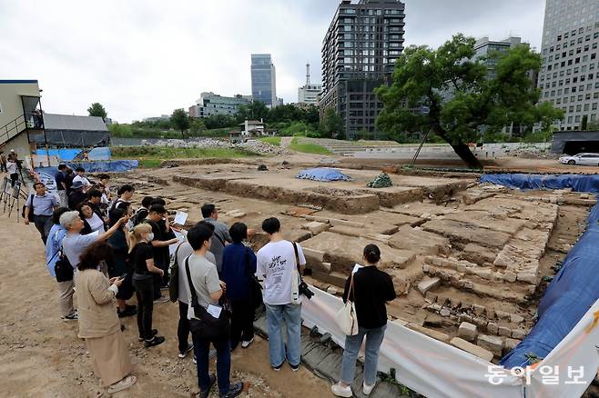 3일 서울 중구 덕수궁 흥덕전에서 열린 덕수궁 흥덕전 권역 발굴현장 공개 행사에서 참석자들이 현장을 둘러보고 있다. 전영한 기자 scoopjyh@donga.com