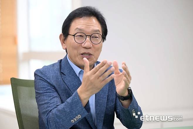 이상중 한국인터넷진흥원(KISA) 원장이 임기 동안 이루고 싶은 목표에 대해 말하고 있다. 김민수기자 mskim@etnews.com