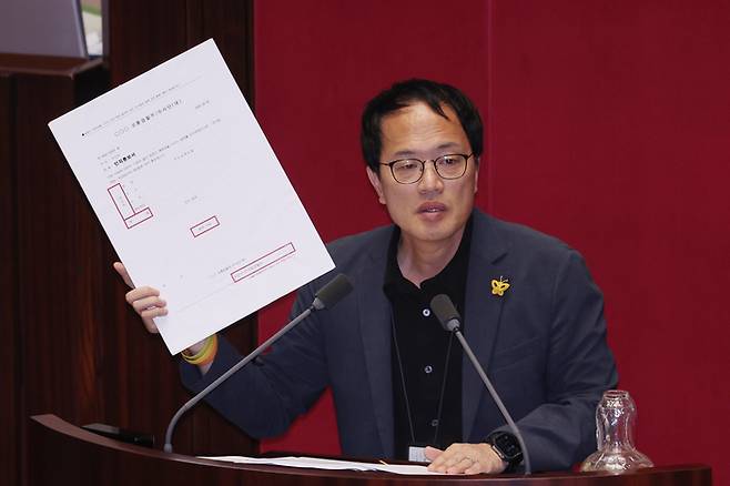 더불어민주당 박주민 의원이 3일 오후 열린 국회 본회의에서 '채상병특검법안' 찬성 무제한토론(필리버스터)을 하고 있다.