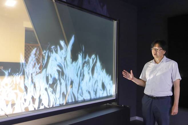 3일 기계연구원 정준호 박사가 나노 투명 스크린에 대해 설명하고 있다. 기계연구원 제공