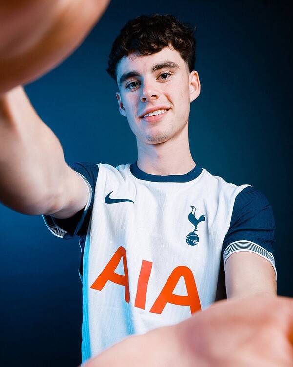 사진=파브리시오 로마노 SNS. 토트넘은 2일(한국시간) 구단 홈페이지를 통해 “구단은 리즈 유나이티드로부터 그레이를 영입하게 되어 기쁘다. 그의 계약 기간은 2030년까지고 등번호 14번을 달게 될 예정이다”라고 공식 발표했다. 이적료는 700억 원으로 밝혀졌으며 그는 '전설' 루카 모드리치의 등번호인 14번을 달고 뛰게 된다. 그레이는 토트넘 이적 이유에 대해 엔제 포스테코글루 감독이 주요 이유가 됐다고 밝혔다.