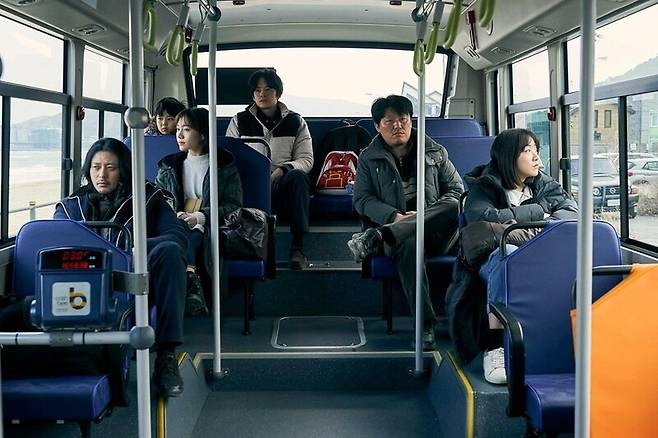 영화 ‘당신은 믿지 않겠지만’ 스틸컷. 사연 많은 한국과 일본의 두 가족이 기차에서 우연히 만나 시작한 환승 여행.