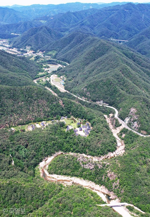 산과 물이 태극 모양을 이루며 휘어지는 곳에 불영사가 자리 잡고 있다.