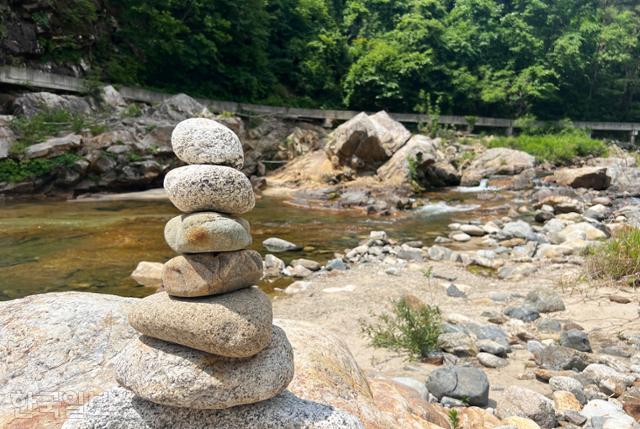 금강소휴게소 아래 불영계곡에서 잠시 발을 담그고 피로를 풀 수 있다.