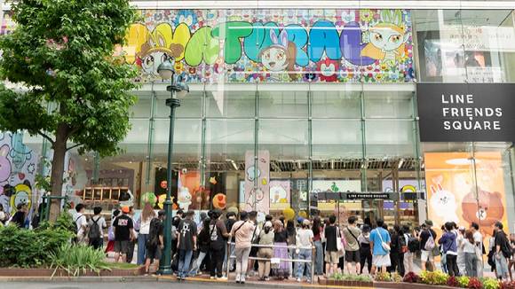 뉴진스 시부야 팝업 스토어가 팬들로 북적이고 있다. [사진=어도어]