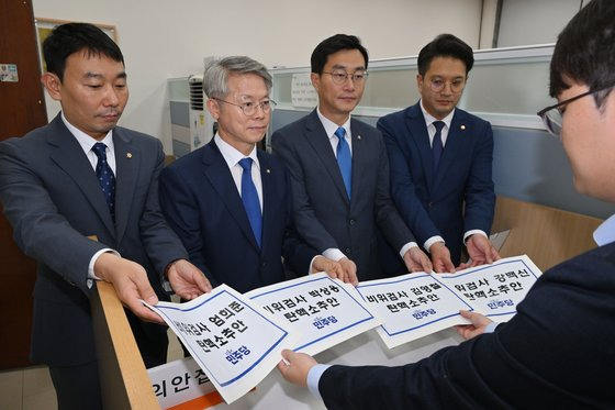 더불어민주당 김용민(왼쪽부터), 민형배, 장경태, 전용기 의원이 2일 오후 국회 의안과에서 박상용, 엄희준, 강백신, 김영철 검사 등 검사 4명에 대한 탄핵소추안을 제출하고 있다. [뉴스1]