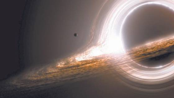 영화 ‘인터스텔라’ 속 블랙홀의 모습. 블랙홀은 중력이 상상할 수 없을 만큼 강한 천체여서 경계면(사건의 지평선) 안쪽에 들어가면 빛조차도 빠져나올 수 없다. 워너 브라더스 코리아
