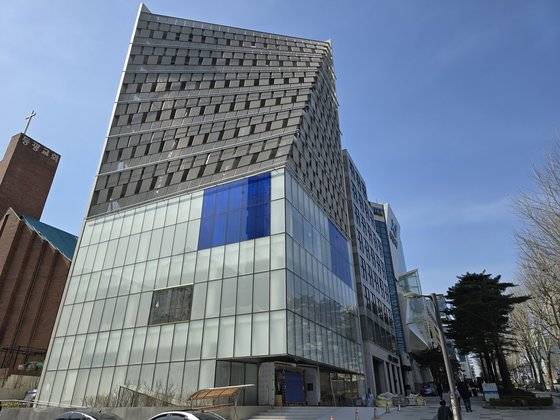 강남 우래옥 부지에 들어선 신축 건물. 볼보자동차 판매사 중 하나인 회사의 본사다. 함종선 기자