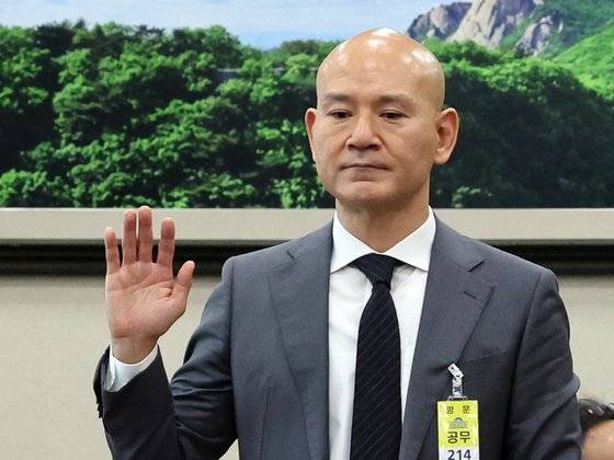 이해욱 DL그룹 회장이 지난해 12월 오전 서울 여의도 국회 환경노동위원회에서 열린 '산업재해 관련 청문회'에 출석해 선서를 하고 있다. 뉴스1