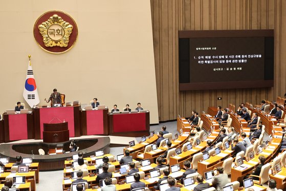 우원식 국회의장이 3일 오후 국회 본회의에서 대정부질문에 앞서 '채상병특검법안'을 상정하고 있다. 연합뉴스