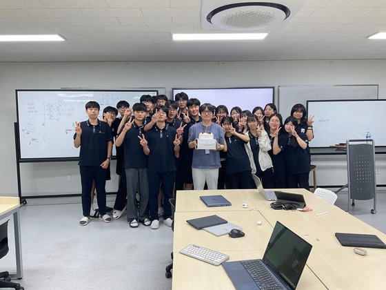 한국에너지공대의 김현주 교수가 고급수학 마지막 수업을 끝내고 학생들과 단체 사진을 촬영하고 있다.
