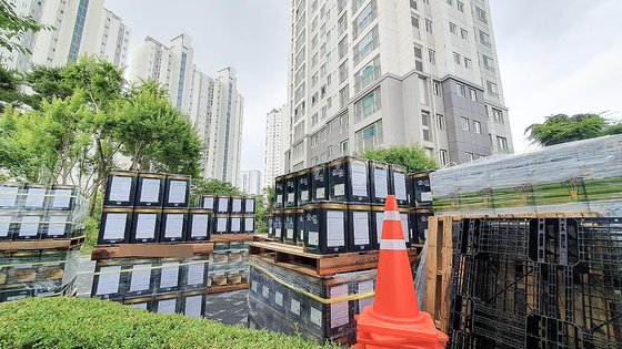 세종시 한 아파트에서 외벽 도색 공사를 위한 물품이 단지 안에 쌓여 있다. 프리랜서 김성태