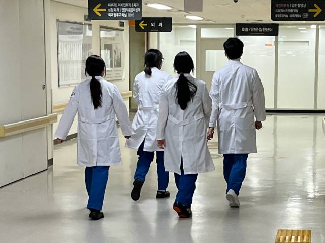 ▲  도내 한 대학병원에서 의료진들이 이동하고 있다. [강원도민일보 자료사진]