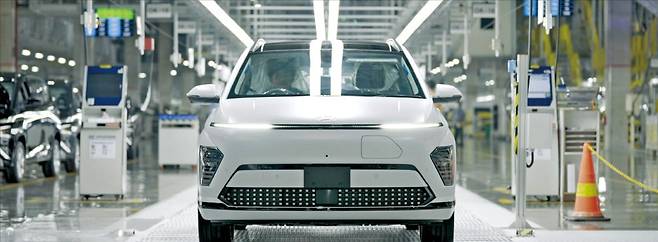 < 현대차 ‘코나 일렉트릭’ 시범 생산 > 현대자동차 인도네시아 공장에서 시범 생산되는 코나 일렉트릭. 코나 일렉트릭은 현대차그룹과 LG에너지솔루션의 인도네시아 배터리셀 합작공장인 HLI그린파워가 생산한 배터리가 처음으로 장착된 차종이다.  현대차 제공