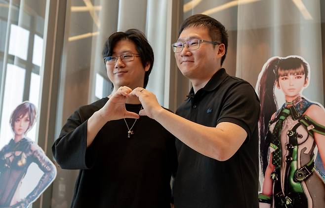 콘솔 액션 어드벤처 게임 '스텔라 블레이드'를 만든 김형태 시프트업 대표(왼쪽)와 이동기 테크니컬 디렉터가 6월 26일 서울 서울 여의도 IFC에서 진행된 공동 인터뷰가 끝나고 기념촬영을 하고 있다.&nbsp;/사진=한국경제신문