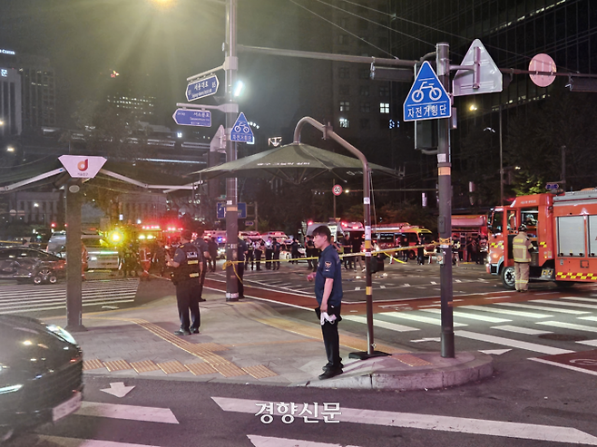 지난 1일 밤 대형 교통사고가 발생한 서울 시청역 인근 교차로 현장에서 구급대원들이 사상자를 구조하는 동안 경찰이 현장을 통제하고 있다.  김송이 기자