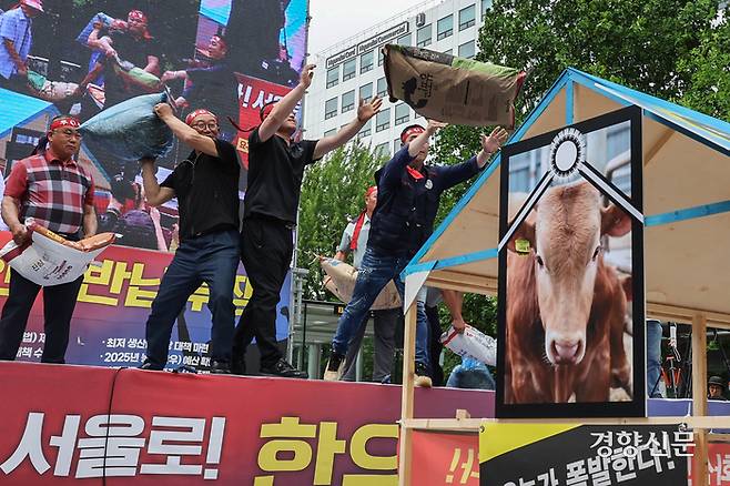 전국한우협회 소속 회원들이 3일 국회 앞에서 전국 한우농가 한우산업 안정화 촉구 한우 반납 투쟁 퍼포먼스를 하고 있다. 성동훈 기자