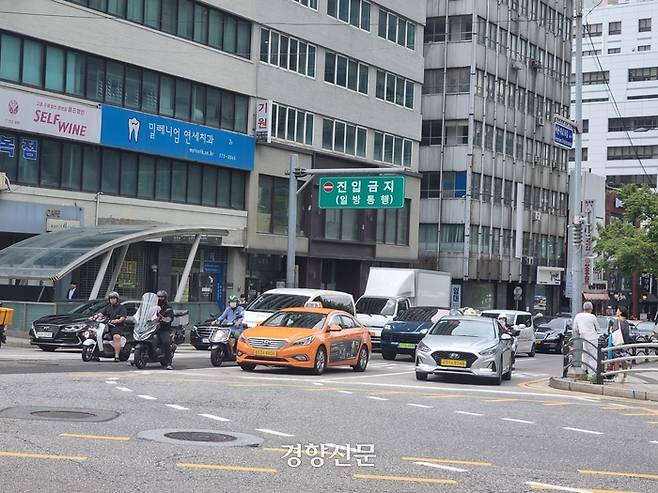 서울 중구 웨스틴 조선호텔 주차장 출구에서 보이는 세종대로18길의 모습. 4차로인 이 길에는 ‘진입금지(일방통행)’이라는 표지판이 설치되어 있다. 전지현 기자