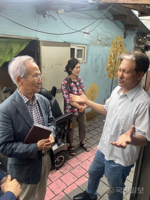 김 목사가 임명희(오른쪽) 광야교회 목사로부터 쪽방촌의 현실을 전해 듣고 있다. 임보혁 기자