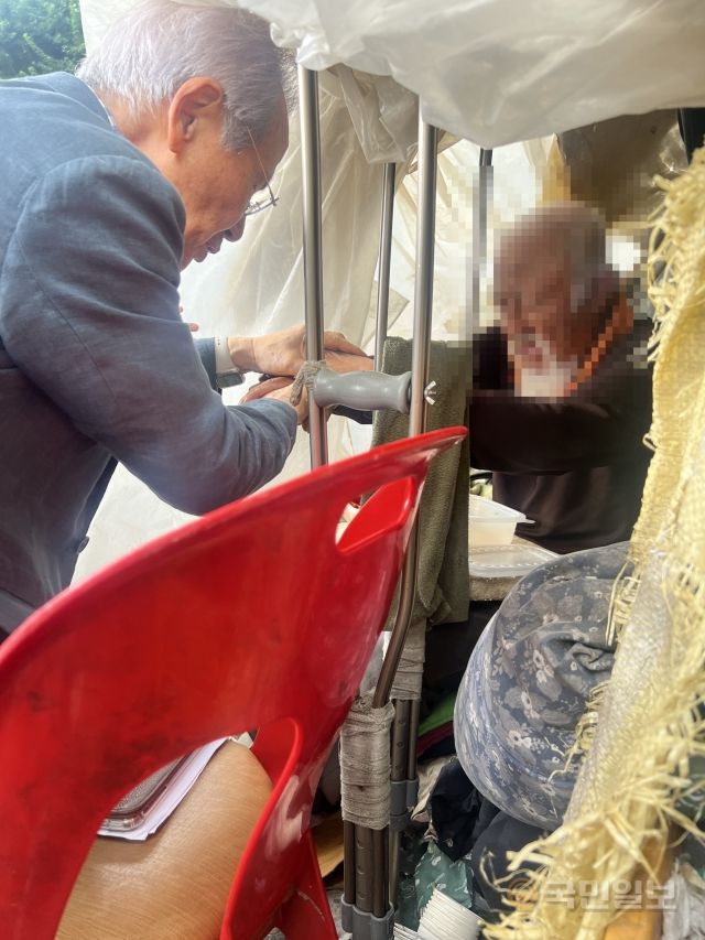 김 목사가 이날 쪽방촌 인근 거리에서 노숙 중인 한 노인의 손을 잡고 기도해주고 있다. 임보혁 기자