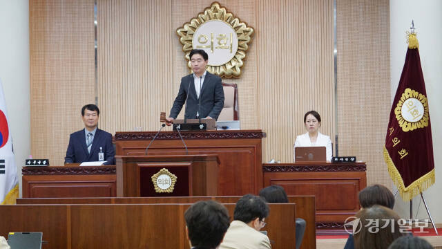 3일 오전 열린 고양특례시의회 제286회 임시회 본회의에서 김운남 의장이 정회를 선포하고 있다. 신진욱기자