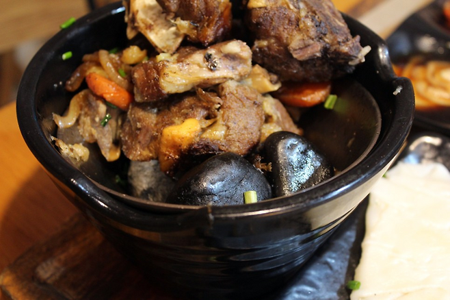 허르헉 요리에 사용하는 돌 / 사진=정세윤 여행+ 기자