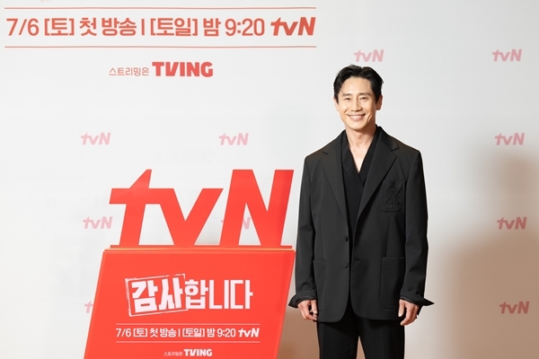 배우 신하균이 새로운 ‘카 러닝 액션’을 선보인다.  / 사진 = tvN