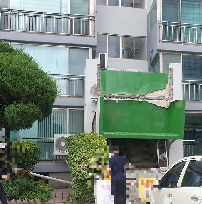 용인 수지의 한 아파트 공동현관이 붕괴된 모습. /사진=보배드림