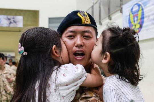 “아빠, 잘 다녀오세요!” 2일 육군특수전사령부 국제평화지원단에서 열린 아크부대 23진 환송식에서 특수작전대 최진우 상사가 딸과 작별인사를 나누고 있다. 국방일보 제공