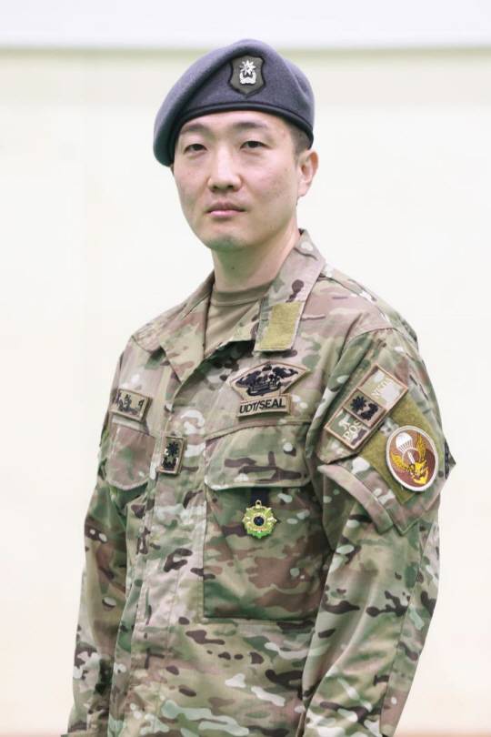 3개의 군번 보유, 아랍에미리트 파병 아크부대 23진에서  해상작전대장 임무를 수행할 해군특수전전단 강현재 소령. 국방일보 제공