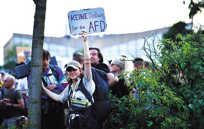 독일 에센시(市)의 한 시위 참여자가 지난달 28일 극우정당인 독일을 위한 대안(AfD)의 행사장 앞에서 “AfD를 위한 무대는 없다”고 적힌 팻말을 들고 있다.[AP]