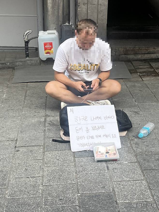 지난 1일 남대문시장 한 어귀에서 만난 러시아인 바딤(30). 베트남에서 영어강사로 일하다 비자 만료로 출국했으나 모국인 러시아 대신 한국에 임시 착륙해 구걸로 돈을 벌고 있었다. 김민지 수습기자.