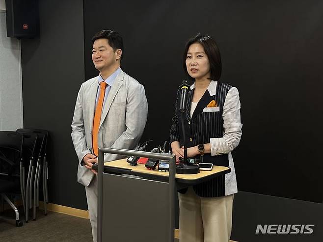 [대구=뉴시스] 정창오 기자=허은아(오른쪽) 개혁신당 대표가 3일 오후 대구시청 산격청사에서 가진 기자간담회에서 인사말을 하고 있다. 20245.07.03 jco@newsis.com