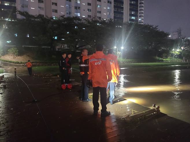 지난해 부산 도심 하천인 온천천에서 갑자기 불어난 물에 여성 1명이 휩쓸려 결국 사망했다. 사진은 수색 작업 중인 소방구조대. 부산소방재난본부 제공