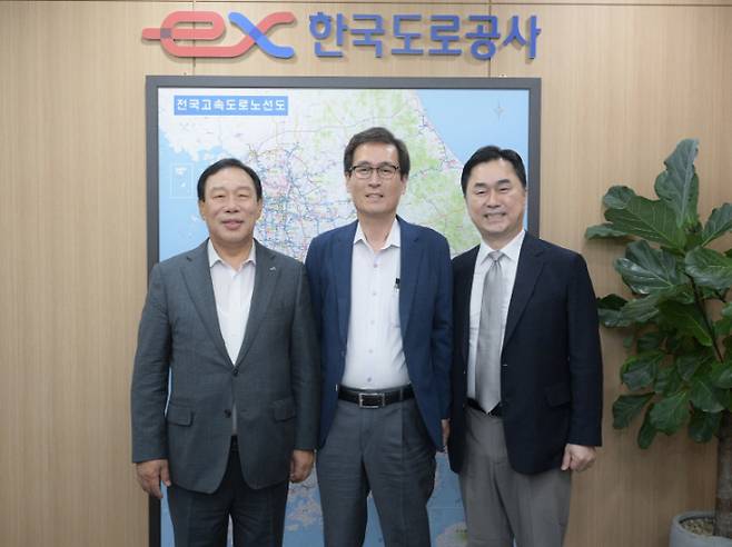 (왼쪽부터) 최민호 시장, 함진규 한국도로공사 사장, 김종민 의원. 세종시 제공