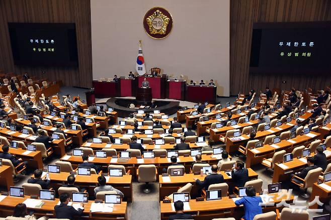 국민의힘 유상범 의원이 3일 오후 서울 여의도 국회에서 열린 제415회국회(임시회) 5차 본회의에서 채상병 특검법(순직 해병 수사 방해 및 사건 은폐 등의 진상규명을 위한 특별검사의 임명 등에 관한 법률안)을 반대하는 필리버스터(무제한 토론)를 하고 있다. 윤창원 기자