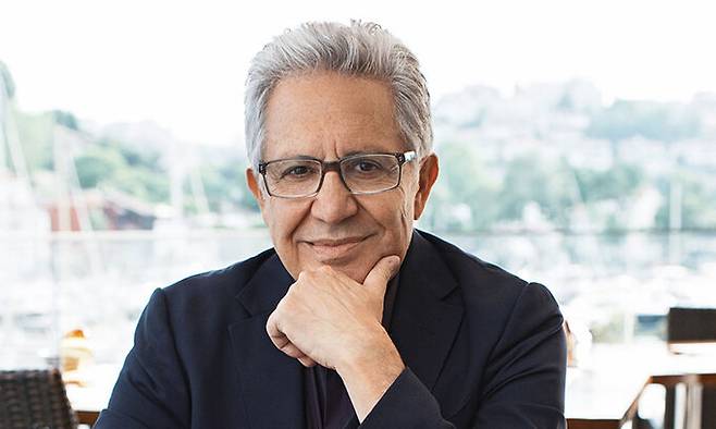 튀르키예의 르네상스적 작가 쥴퓌 리바넬리의 장편소설 ‘호랑이 등에서’가 최근 번역 출간됐다. 작품은 하루아침에 권력을 잃은 오스만제국 술탄의 삶과 심리를 치밀한 구성과 유장한 문장으로 그렸다. 호밀밭출판사 제공