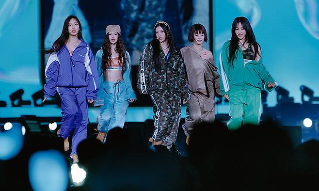 걸그룹 뉴진스가 지난 6월 27일 일본 도쿄돔에서 개최한 첫 일본 단독 공연이자 팬 미팅 '버니즈 캠프 2024 도쿄돔'에서 노래하고 있다. 어도어 제공