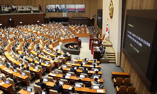 우원식 국회의장이 3일 국회 본회의에서 경제분야 대정부질문에 앞서 '채상병특검법'을 상정하고 있다. 연합뉴스