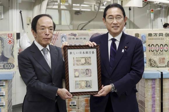 일본 신권 3종 소개하는 기시다 총리 - 기시다 후미오(오른쪽) 일본 총리가 3일 일본 도쿄의 일본은행에서 우에다 가즈오 총재와 함께 새로 발행한 지폐 3종을 들고 기념 촬영하고 있다. 도쿄 AP 뉴시스
