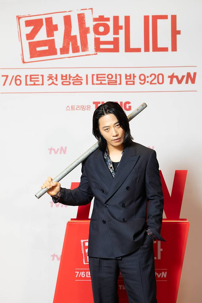 배우 진구가 3일 온라인 생중계 형식으로 열린 tvN 새 주말극 ‘감사합니다’의 제작발표회에 참석해 포즈를 취하고 있다. 사진 tvN