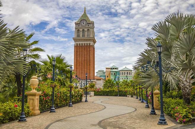 선셋타운의 이정표가 되어 주는 75m 높이의 중앙 시계탑