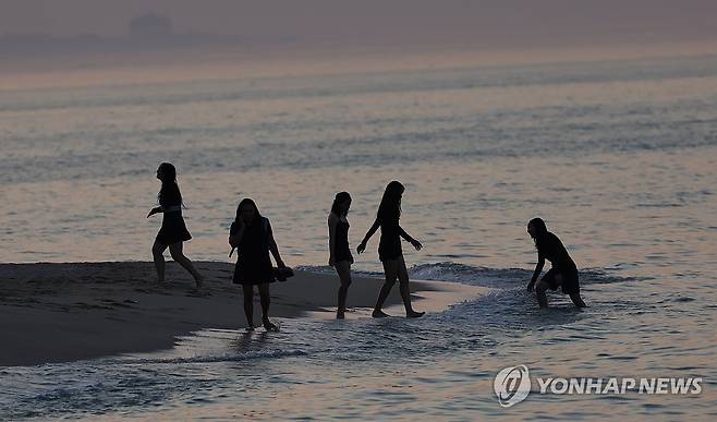 한밤에도 식지 않는 열기 [연합뉴스 자료사진]