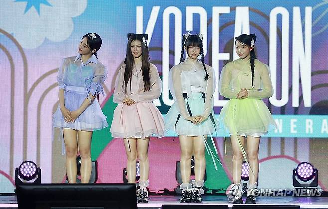 뉴진스, 한국의 미 (서울=연합뉴스) 진연수 기자 = 걸그룹 뉴진스가 5월 21일 오후 서울 경복궁 흥례문 광장에서 국가유산청 출범을 기념해 열린 '2024 코리아 온 스테이지 - 뉴 제레이션' 공연에서 무대를 선보이고 있다. 2024.5.21 jin90@yna.co.kr