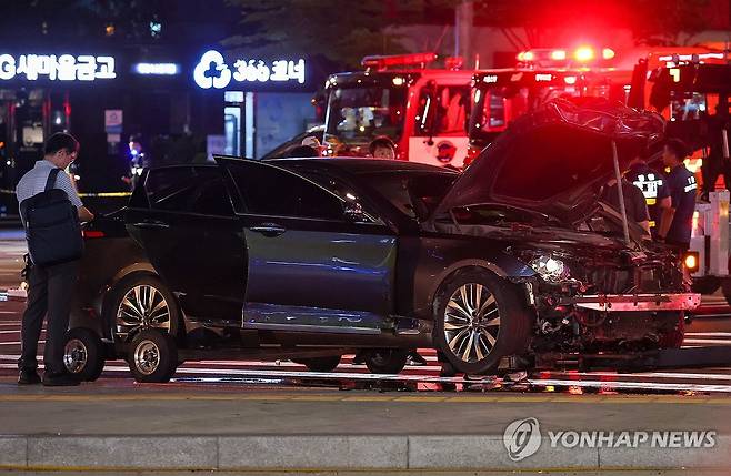 시청역 인근 대형교통사고로 완전히 파괴된 차량 (서울=연합뉴스) 서대연 기자 = 2일 오전 전날 대형 교통사고가 발생한 서울 시청역 인근 교차로에서 경찰이 완전히 파괴된 차량 한 대 주변을 통제하고 있다. 2024.7.2 dwise@yna.co.kr