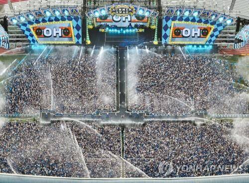 지난해 잠실종합운동장 주경기장에서 열린 싸이 흠뻑쇼 [연합뉴스 자료사진]